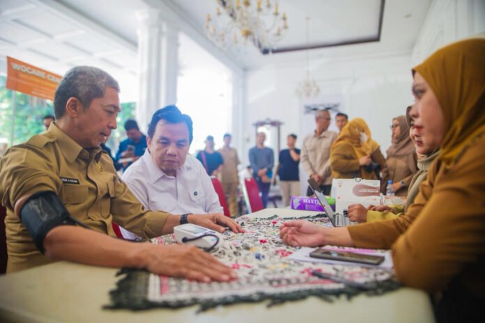 Wali Kota Bogor saat pencanangan program CKG SMART di Balai Kota Bogor. Foto: Pemkot Bogor Wali Kota Bogor saat pencanangan program CKG SMART di Balai Kota Bogor. Foto: Pemkot Bogor