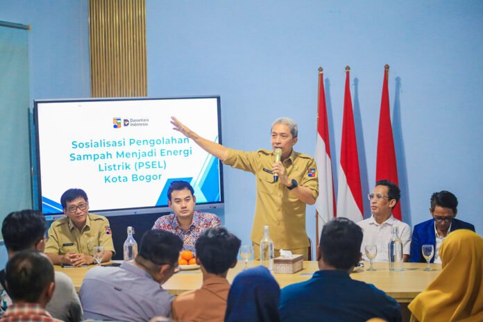 Wali Kota Bogor menghadiri sosialisasi proyek Pengolahan Sampah menjadi Energi Listrik (PSEL) di Kota Bogor. Foto: Pemkot Bogor Wali Kota Bogor menghadiri sosialisasi proyek Pengolahan Sampah menjadi Energi Listrik (PSEL) di Kota Bogor. Foto: Pemkot Bogor