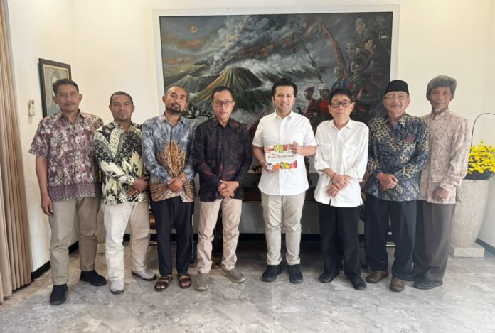 Wakil Gubernur Jawa Timur Emil Dardak saat menerima audiensi pengurus Akademi Buah Nusantara di Surabaya. Foto: Pemprov Jatim