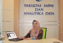 20 Tahun Lumpur Sidoarjo, ITS Singgung Alarm Ekologi di Sungai Porong Prof Dr Dewi Hidayati SSi MSi ketika menjelaskan pengaruh pengaliran Lumpur Sidoarjo ke Sungai Porong terhadap kondisi perairan dan biota air di sekitarnya. Foto: Humas iTS