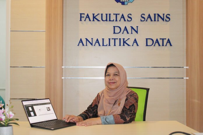 Prof Dr Dewi Hidayati SSi MSi ketika menjelaskan pengaruh pengaliran Lumpur Sidoarjo ke Sungai Porong terhadap kondisi perairan dan biota air di sekitarnya. Foto: Humas iTS Prof Dr Dewi Hidayati SSi MSi ketika menjelaskan pengaruh pengaliran Lumpur Sidoarjo ke Sungai Porong terhadap kondisi perairan dan biota air di sekitarnya. Foto: Humas iTS