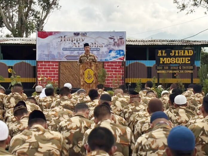 Prajurit Satgas INDO RDB XXXIX-G MONUSCO melaksanakan Salat Idul Adha di wilayah penugasan Republik Demokratik Kongo. Foto: Penkostrad
