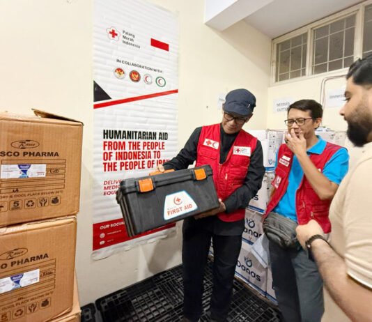 PMI Kirim Bantuan Medis Rp2 Miliar untuk Iran yang Dilanda Krisis Kesehatan Pekerja menyiapkan bantuan obat-obatan dan alat kesehatan yang akan dikirim PMI untuk masyarakat terdampak konflik di Iran. (Dok. PMI)