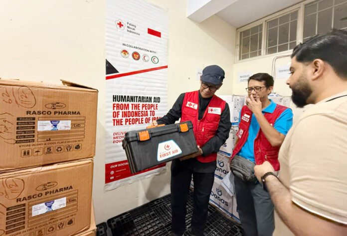 Pekerja menyiapkan bantuan obat-obatan dan alat kesehatan yang akan dikirim PMI untuk masyarakat terdampak konflik di Iran. (Dok. PMI)