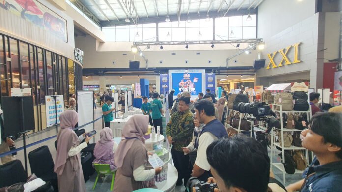 Pelaku UMKM mengikuti kegiatan Fashion & Culinary Fair yang diselenggarakan TDA Bogor Raya di Botani Square Mall, Kota Bogor. Foto: Harnas.id