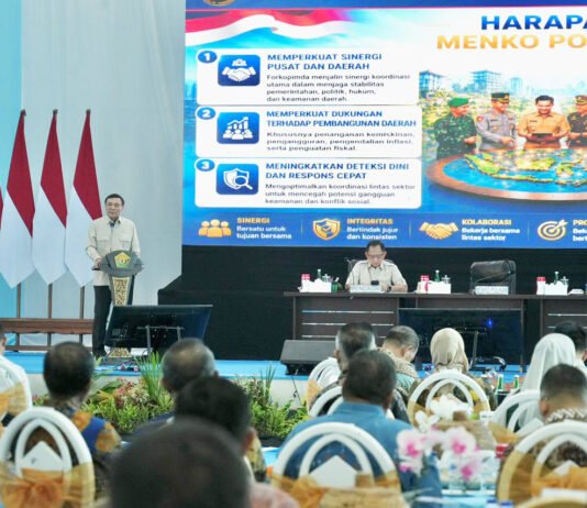 Menko Polkam Kumpulkan Forkopimda se-Sulawesi, Kekompakan Daerah Jadi Sorotan Menko Polkam Djamari Chaniago memberikan arahan kepada Forkopimda se-Sulawesi di Kantor Gubernur Sulawesi Tenggara, Kendari. Foto: Kemenko Polkam