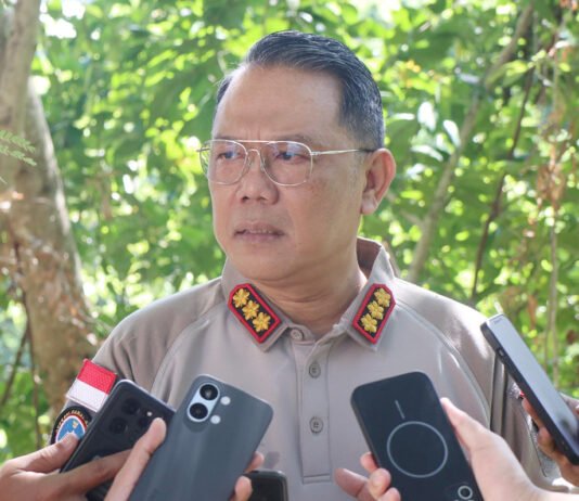Diduga Terlibat Serangkaian Aksi Bersenjata, Pemuda 18 Tahun Diamankan Satgas Damai Cartenz di Intan Jaya Kasatgas Humas Operasi Damai Cartenz 2026 Kombes Pol Yusuf Sutejo saat memberikan paparan terkait situasi keamanan di Intan Jaya. Foto: Satgas Cartenz
