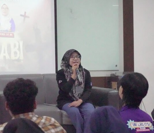 ITS Buka Forum Bedah Film Pesta Babi, Isu Papua Dibahas dari Dua Perspektif Suasana diskusi dan bedah film dokumenter Pesta Babi: Kolonialisme di Zaman Kita di lingkungan ITS Surabaya. Foto: Istimewa