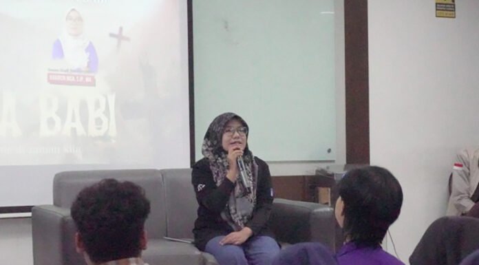 ITS Buka Forum Bedah Film Pesta Babi, Isu Papua Dibahas dari Dua Perspektif Suasana diskusi dan bedah film dokumenter Pesta Babi: Kolonialisme di Zaman Kita di lingkungan ITS Surabaya. Foto: Istimewa