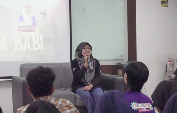Suasana diskusi dan bedah film dokumenter Pesta Babi: Kolonialisme di Zaman Kita di lingkungan ITS Surabaya. Foto: Istimewa