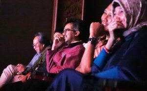 Penonton menyaksikan pementasan Wayang Orang Bharata bertajuk "Petruk Dadi Dalang" di Gedung Kesenian Wayang Orang Bharata, Jakarta Pusat. (Dok. Dinas Kebudayaan DKI Jakarta)