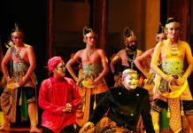 Wayang Orang Bharata Diserbu Penonton, DKI Mulai Terapkan Sistem Tiket Digital Terintegrasi Salah satu adegan dalam pementasan Wayang Orang Bharata lakon "Petruk Dadi Dalang" yang digelar di Gedung Kesenian Wayang Orang Bharata, Jakarta Pusat. (Dok. Dinas Kebudayaan DKI Jakarta)