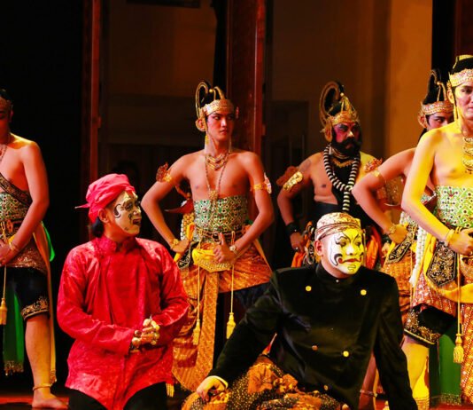 Wayang Orang Bharata Diserbu Penonton, DKI Mulai Terapkan Sistem Tiket Digital Terintegrasi Salah satu adegan dalam pementasan Wayang Orang Bharata lakon "Petruk Dadi Dalang" yang digelar di Gedung Kesenian Wayang Orang Bharata, Jakarta Pusat. (Dok. Dinas Kebudayaan DKI Jakarta)