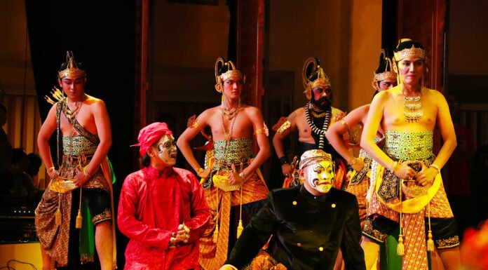 Wayang Orang Bharata Diserbu Penonton, DKI Mulai Terapkan Sistem Tiket Digital Terintegrasi Salah satu adegan dalam pementasan Wayang Orang Bharata lakon "Petruk Dadi Dalang" yang digelar di Gedung Kesenian Wayang Orang Bharata, Jakarta Pusat. (Dok. Dinas Kebudayaan DKI Jakarta)