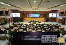 Menteri Transmigrasi Singgung Ketimpangan Kesempatan, Kampus Diminta Tak Hanya Cetak Talenta Menteri Transmigrasi RI, Dr. Iftitah Sulaiman Suryanagara, yang hadir secara daring saat menjadi pembicara kunci dengan materi berjudul “Membangun Kawasan Transmigrasi untuk Menciptakan Kemandirian Pangan dan Kawasan Ekonomi Baru” pada hari kedua Rapat Kerja Nasional Majelis Dewan Guru Besar Perguruan Tinggi Negeri Badan Hukum (MDGB-PTNBH) dengan moderator Guru Besar Fakultas Pertanian Unpad, Prof. Rija Sudirja. Kegiatan digelar di Grha Sanusi Hardjadinata, Unpad Kampus Dipati Ukur, Bandung, Jumat (19/6). (Foto oleh: Jalasenastri Saprala)*