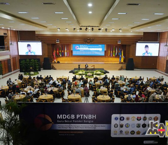 Menteri Transmigrasi Singgung Ketimpangan Kesempatan, Kampus Diminta Tak Hanya Cetak Talenta Menteri Transmigrasi RI, Dr. Iftitah Sulaiman Suryanagara, yang hadir secara daring saat menjadi pembicara kunci dengan materi berjudul “Membangun Kawasan Transmigrasi untuk Menciptakan Kemandirian Pangan dan Kawasan Ekonomi Baru” pada hari kedua Rapat Kerja Nasional Majelis Dewan Guru Besar Perguruan Tinggi Negeri Badan Hukum (MDGB-PTNBH) dengan moderator Guru Besar Fakultas Pertanian Unpad, Prof. Rija Sudirja. Kegiatan digelar di Grha Sanusi Hardjadinata, Unpad Kampus Dipati Ukur, Bandung, Jumat (19/6). (Foto oleh: Jalasenastri Saprala)*