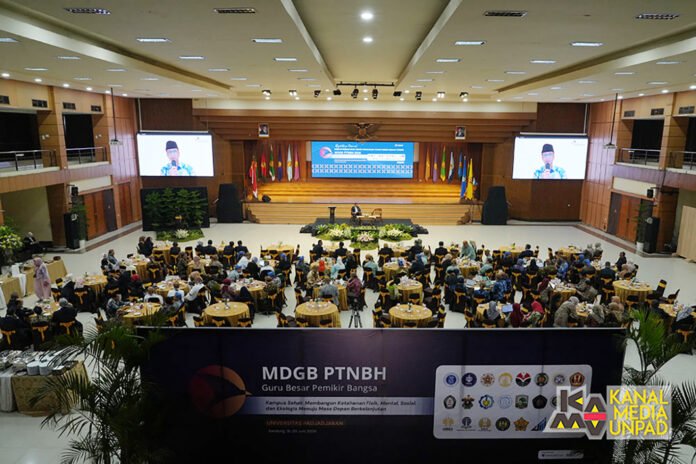 Menteri Transmigrasi RI, Dr. Iftitah Sulaiman Suryanagara, yang hadir secara daring saat menjadi pembicara kunci dengan materi berjudul “Membangun Kawasan Transmigrasi untuk Menciptakan Kemandirian Pangan dan Kawasan Ekonomi Baru” pada hari kedua Rapat Kerja Nasional Majelis Dewan Guru Besar Perguruan Tinggi Negeri Badan Hukum (MDGB-PTNBH) dengan moderator Guru Besar Fakultas Pertanian Unpad, Prof. Rija Sudirja. Kegiatan digelar di Grha Sanusi Hardjadinata, Unpad Kampus Dipati Ukur, Bandung, Jumat (19/6). (Foto oleh: Jalasenastri Saprala)*