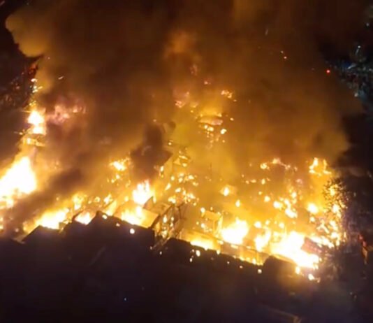 Kebakaran Hebat Landa Permukiman Padat di Kemayoran, 33 Unit Damkar dan 100 Personel Dikerahkan Kobaran api membakar kawasan permukiman padat di Kebon Kosong, Kemayoran, Jakarta Pusat, Senin (1/6/2026) malam. Foto: Tangkapan layar video Instagram @frdhaml