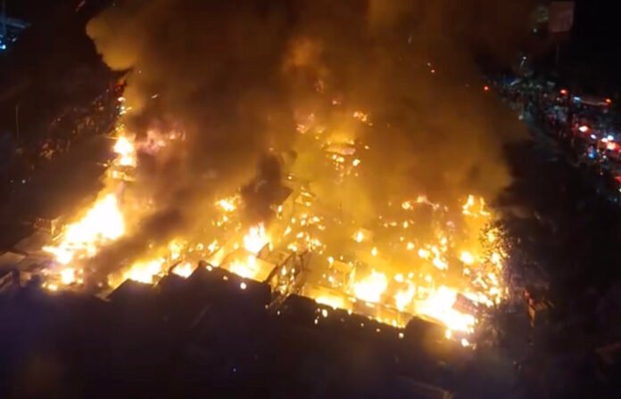 Kobaran api membakar kawasan permukiman padat di Kebon Kosong, Kemayoran, Jakarta Pusat, Senin (1/6/2026) malam. Foto: Tangkapan layar video Instagram @frdhaml Kobaran api membakar kawasan permukiman padat di Kebon Kosong, Kemayoran, Jakarta Pusat, Senin (1/6/2026) malam. Foto: Tangkapan layar video Instagram @frdhaml