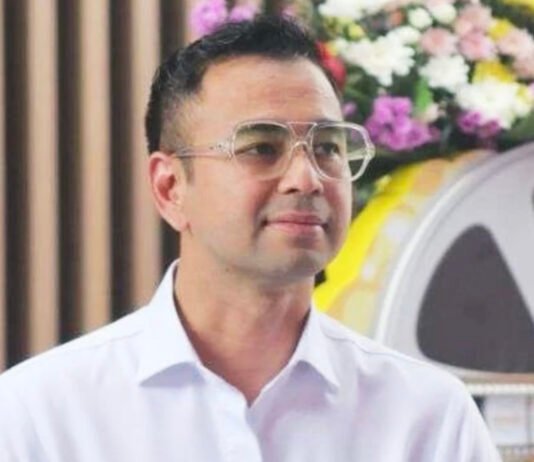 Namanya Terseret di Sidang Dugaan Suap Bea Cukai, Raffi Ahmad Siapkan Konferensi Pers Didampingi Hotman Paris Presenter Raffi Ahmad. Namanya disebut dalam fakta persidangan perkara dugaan suap yang berkaitan dengan aktivitas impor melalui Blueray Cargo. (Dok. Istimewa)