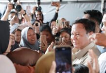 Survei Indopol: Kepuasan ke Prabowo Turun ke 59,75 Persen, Ekonomi Jadi Titik Paling Sensitif Presiden meninjau posko pengungsian banjir di MAN 1 Langkat. Dok. Instagram Presiden Republik Indonesia