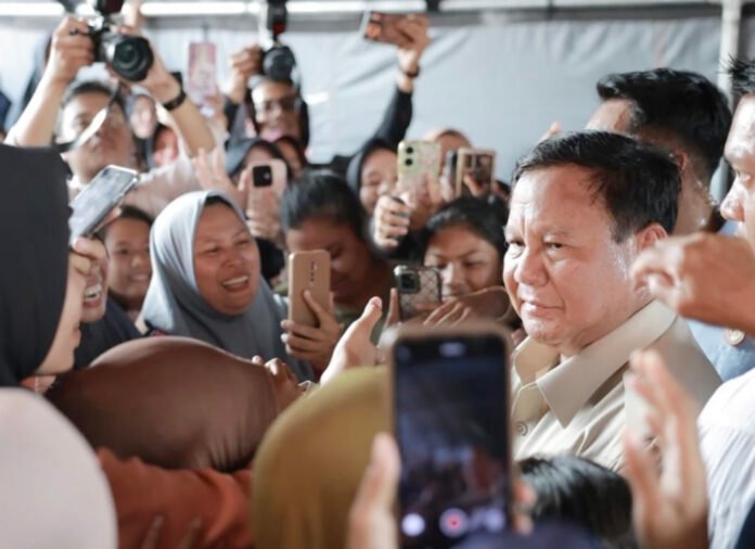 Presiden meninjau posko pengungsian banjir di MAN 1 Langkat. Dok. Instagram Presiden Republik Indonesia