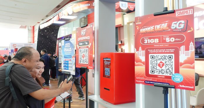 Booth Telkomsel menghadirkan promo layanan digital dan konektivitas di Jakarta Fair Kemayoran 2026 (Dok. Telkomsel)