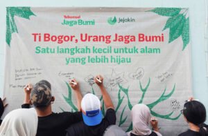 Program Telkomsel Jaga Bumi Movement mengajak masyarakat terlibat dalam aksi pelestarian lingkungan melalui penanaman pohon di Ciampea, Bogor. Foto: Telkomsel