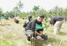 Tanam 2.000 Pohon di Bogor, Telkomsel Ajak Pelanggan Tak Cuma Bicara Iklim Peserta Telkomsel Jaga Bumi Movement melakukan penanaman pohon di Desa Tegal Waru, Kecamatan Ciampea, Kabupaten Bogor, Sabtu (6/6/2026). Foto: Telkomsel