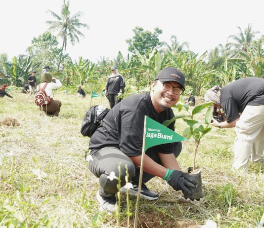 Tanam 2.000 Pohon di Bogor, Telkomsel Ajak Pelanggan Tak Cuma Bicara Iklim Peserta Telkomsel Jaga Bumi Movement melakukan penanaman pohon di Desa Tegal Waru, Kecamatan Ciampea, Kabupaten Bogor, Sabtu (6/6/2026). Foto: Telkomsel