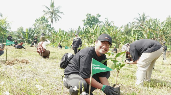 Tanam 2.000 Pohon di Bogor, Telkomsel Ajak Pelanggan Tak Cuma Bicara Iklim Peserta Telkomsel Jaga Bumi Movement melakukan penanaman pohon di Desa Tegal Waru, Kecamatan Ciampea, Kabupaten Bogor, Sabtu (6/6/2026). Foto: Telkomsel