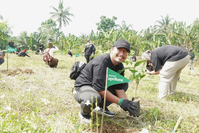 Peserta Telkomsel Jaga Bumi Movement melakukan penanaman pohon di Desa Tegal Waru, Kecamatan Ciampea, Kabupaten Bogor, Sabtu (6/6/2026). Foto: Telkomsel