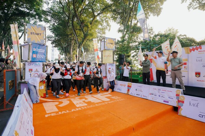 Ratusan Peserta Bersiap Memulai wondr Pejalan Nagari Festival 2026 di Kawasan Jam Gadang. Foto: Wondr