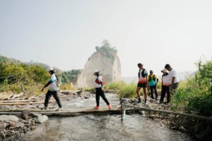 Peserta wondr Pejalan Nagari Festival 2026 menyusuri rute wisata budaya dan alam di Bukittinggi dan Koto Gadang. Foto: Wondr