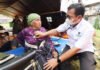 Kebakaran Kemayoran Belum Reda, BAZNAS Turun Tangan Evakuasi hingga Siapkan Layanan Kesehatan untuk Warga Terdampak Petugas dan relawan memberikan bantuan kepada warga terdampak kebakaran di kawasan Pasar Jiung, Kemayoran, Jakarta Pusat. (Dok. BAZNAS RI)