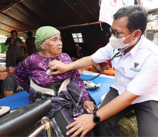 Kebakaran Kemayoran Belum Reda, BAZNAS Turun Tangan Evakuasi hingga Siapkan Layanan Kesehatan untuk Warga Terdampak Petugas dan relawan memberikan bantuan kepada warga terdampak kebakaran di kawasan Pasar Jiung, Kemayoran, Jakarta Pusat. (Dok. BAZNAS RI)