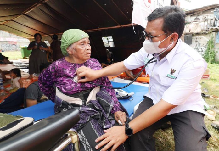 Petugas dan relawan memberikan bantuan kepada warga terdampak kebakaran di kawasan Pasar Jiung, Kemayoran, Jakarta Pusat. (Dok. BAZNAS RI) Petugas dan relawan memberikan bantuan kepada warga terdampak kebakaran di kawasan Pasar Jiung, Kemayoran, Jakarta Pusat. (Dok. BAZNAS RI)