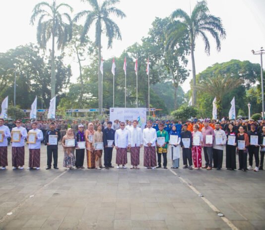 HJB ke-544, Dedie-Jenal Sorot Peran Warga: Dari Pelajar hingga Tokoh Penggerak Dapat Penghargaan Wali Kota Bogor bersama Wakil Wali Kota dan Sekda menyerahkan penghargaan kepada masyarakat dan mitra pembangunan pada peringatan HJB ke-544. (Dok. Pemkot Bogor)