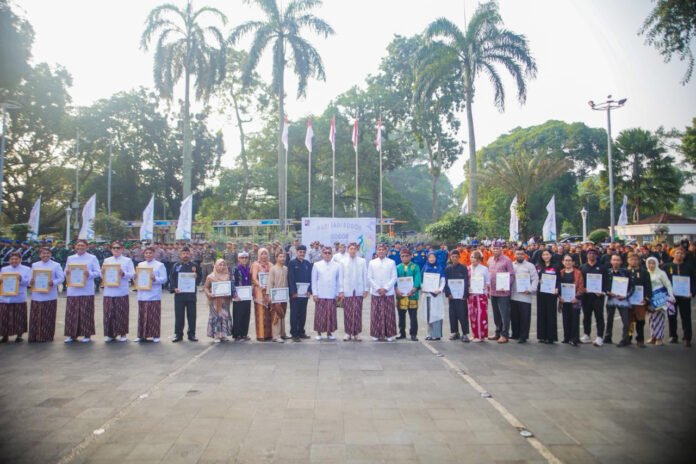 Wali Kota Bogor bersama Wakil Wali Kota dan Sekda menyerahkan penghargaan kepada masyarakat dan mitra pembangunan pada peringatan HJB ke-544. (Dok. Pemkot Bogor)