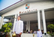 HJB ke-544 Angkat Tema Bogor Nanjeur, Dedie Rachim Bicara Arah Kota di Tengah Tantangan Zaman Wali Kota Bogor Dedie A. Rachim memimpin upacara peringatan Hari Jadi Bogor ke-544 di Plaza Balai Kota Bogor. (Dok. Pemkot Bogor)