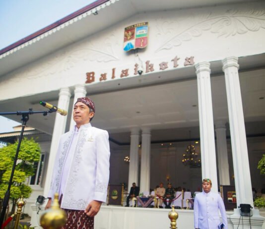 HJB ke-544 Angkat Tema Bogor Nanjeur, Dedie Rachim Bicara Arah Kota di Tengah Tantangan Zaman Wali Kota Bogor Dedie A. Rachim memimpin upacara peringatan Hari Jadi Bogor ke-544 di Plaza Balai Kota Bogor. (Dok. Pemkot Bogor)