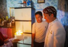 Ulang Tahun ke-17 Bareng HJB 544, Pelajar Bogor Ini Tiba-Tiba Didatangi Wali Kota Wali Kota Bogor Dedie A. Rachim menyerahkan KTP elektronik perdana kepada pelajar yang genap berusia 17 tahun bertepatan dengan HJB ke-544. (Dok. Pemkot Bogor)