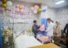 Lahir Tepat di Hari Jadi Bogor ke-544, Bayi Indira Dapat KIA dan Akta Kelahiran Langsung dari Wali Kota Wali Kota Bogor Dedie A. Rachim menyerahkan Akta Kelahiran dan KIA kepada bayi yang lahir bertepatan dengan Hari Jadi Bogor ke-544 di RS Ummi. (Dok. Pemkot Bogor)
