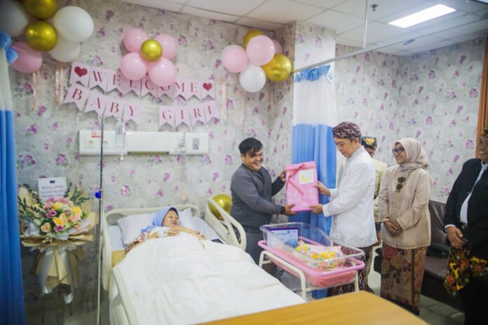 Wali Kota Bogor Dedie A. Rachim menyerahkan Akta Kelahiran dan KIA kepada bayi yang lahir bertepatan dengan Hari Jadi Bogor ke-544 di RS Ummi. (Dok. Pemkot Bogor)