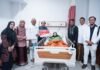 HJB ke-544 Tak Sekadar Seremoni, Jenal Mutaqin Antar e-KTP hingga Akta Kelahiran untuk Warga Bogor Wakil Wali Kota Bogor Jenal Mutaqin menyerahkan e-KTP, Akta Kelahiran, dan KIA kepada warga dalam rangka HJB ke-544. (Dok. Pemkot Bogor)