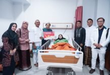 HJB ke-544 Tak Sekadar Seremoni, Jenal Mutaqin Antar e-KTP hingga Akta Kelahiran untuk Warga Bogor Wakil Wali Kota Bogor Jenal Mutaqin menyerahkan e-KTP, Akta Kelahiran, dan KIA kepada warga dalam rangka HJB ke-544. (Dok. Pemkot Bogor)