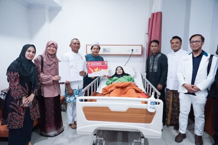 Wakil Wali Kota Bogor Jenal Mutaqin menyerahkan e-KTP, Akta Kelahiran, dan KIA kepada warga dalam rangka HJB ke-544. (Dok. Pemkot Bogor)