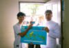 HJB ke-544 Jadi Momen Istimewa, KTP Pemula dan KIA Diantar Langsung ke Rumah Warga Bogor Tengah Sekda Kota Bogor Denny Mulyadi menyerahkan dokumen kependudukan kepada warga Kecamatan Bogor Tengah dalam rangka HJB ke-544. (Dok. Pemkot Bogor)