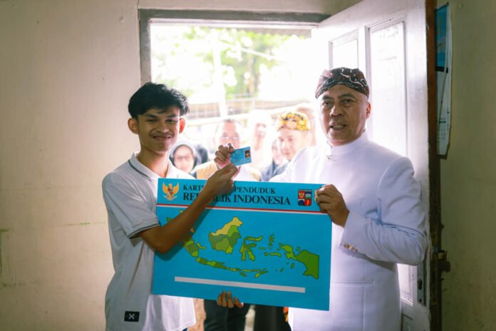 Sekda Kota Bogor Denny Mulyadi menyerahkan dokumen kependudukan kepada warga Kecamatan Bogor Tengah dalam rangka HJB ke-544. (Dok. Pemkot Bogor)