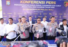 1.333 Kasus Kejahatan Jalanan Terbongkar di Riau, Narkoba Muncul di Balik Aksi Para Pelaku Wakapolda Riau menunjukkan barang bukti hasil pengungkapan kasus curat, curas, dan curanmor di Mapolda Riau. (Dok. Polda Riau)